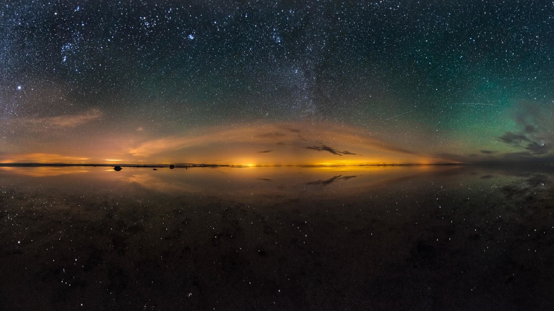 Title. Maranjab Salt Lake and night sky ...