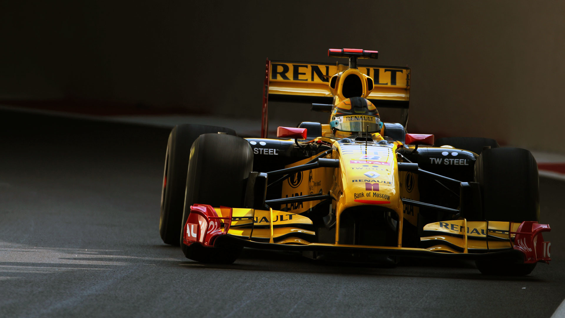 Озон формула 1. Renault f1 2010. MCLAREN f1 2010. Ferrari f1 2010. Болид ф1 2010.
